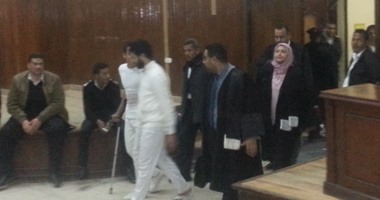 محكمة جنايات القاهرة تخلى سبيل "محتجز التيشيرت" وآخر بكفالة 1000 جنيه