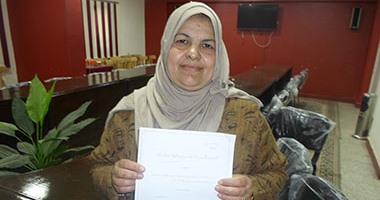 موظفة بهيئة محو الأمية بسوهاج تتبرع بجزء من راتبها مدى الحياة لـ"تحيا مصر"