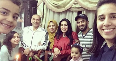 ميرهان حسين تحتفل بعيد ميلاد والدتها على "انستجرام"