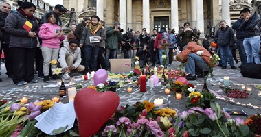 بالصور.. العالم يتضامن مع ضحايا تفجيرات بروكسل بالشموع والزهور