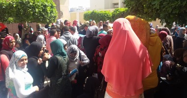 بالصور.. تظاهر العاملين بالمعهد الفنى للتمريض بجامعة طنطا للمطالبة بصرف الكادر