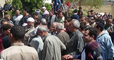 بالصور.. أهالى قرية جميزة بالشرقية يتظاهرون اعتراضا على نقل مستشفى
