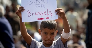 طفل سورى عالق على حدود اليونان يثير تعاطف رواد التواصل بلافتة "آسف لبروكسل"