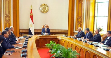 بالصور.. الرئيس السيسي يعقد اجتماعا مع الوزراء الجدد لاستعراض خطط التنمية الشاملة