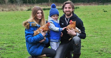 بالصور.. تربية الدجاج هواية نجم ليفربول مع زوجته
