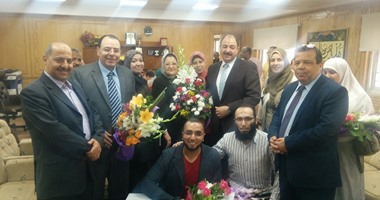 بالصور.. طبيبات مستشفى الزهراء يقدمن الورود لرئيس جامعة الازهر لتنفيذ مطالبهن