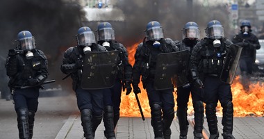 بالصور.. اشتباكات عنيفة بين متظاهرين ضد قانون العمل والشرطة الفرنسية