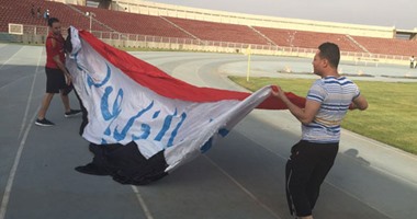 بالصور .. جماهير ترفع علم مصر ومناوشات مع المشجعين النيجيريين