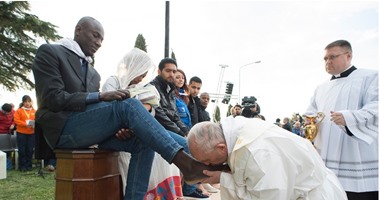 اسوشيتدبرس: البابا فرانسيس يغسل ويقبل أقدام لاجئين مسلمين فى عيد الفصح