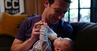 مؤسس "فيس بوك" ينشر صورته يرضع طفلته "ماكس".. معلقاً: أهم اجتماع اليوم