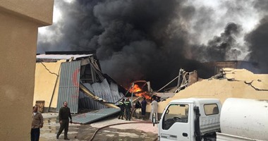 الاستعانة بسيارات شركة المياه للسيطرة على حريق مصنع الهلال والنجمة بسوهاج
