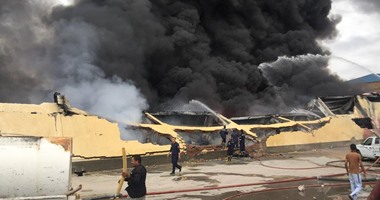 20 سيارة إطفاء للسيطرة على حريق مصنع الهلال والنجمة الذهبية فى سوهاج