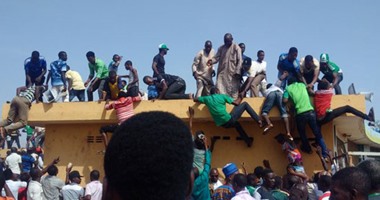خناقات بين الجماهير النيجيرية والشرطة بسبب الاعتداء على مشجع