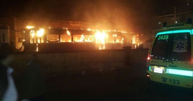 بالفيديو والصور .. حريق ضخم فى قطار ترام فيكتوريا بالإسكندرية