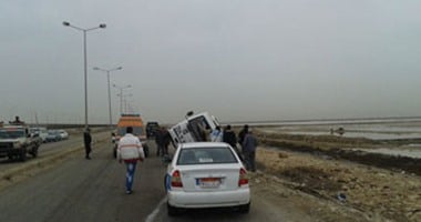 مصرع مواطن وإصابة ضابط شرطة إثر انقلاب سيارة ملاكى بطريق السويس