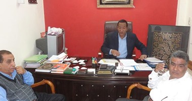 بالصور.. رئيس مدينة الأقصر يبحث مع رؤساء الأحياء خطط التطوير