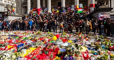 بالصور.. أهالى ضحايا هجمات بروكسل يضعون أكاليل الزهور فى محيط الحادث