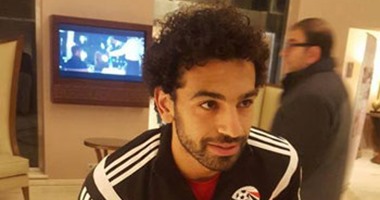 بالصور.. محمد صلاح يوقع على قمصان بازل وتشيلسى وروما