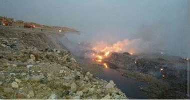 وزارة البيئة: دفعنا بـ 3 لوادر للسيطرة على حريق مقلب الروبيكى