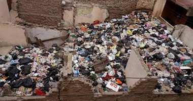 صحافة المواطن.. بالصور.. القمامة تحاصر كتلة سكنية فى شارع البداروة بكفر الشيخ