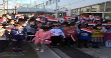 بالفيديو.. أطفال مدرسة باليابان يستقبلون الرئيس السيسى بالأعلام المصرية