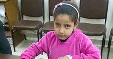 طفلة تفتح حصالتها للتبرع بتحويشة مصروفها اليومى لمستشفى 25 يناير بالشرقية