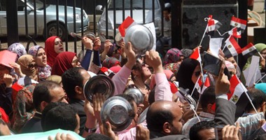 حملة الماجستير والدكتوراه يتظاهرون بـ"الكوسة" أمام البرلمان‎