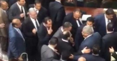 بالفيديو.. رئيس الحكومة ووزيرا الدفاع والداخلية يغادرون قاعة مجلس النواب