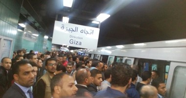 صحافة المواطن.. قراء يشاركون بصور تكدس ركاب المترو لتعطله باتجاه شبرا الخيمة