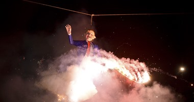 بالصور.. مكسيكيون يحرقون دمى لترامب خلال الاحتفال بأسبوع الآلام