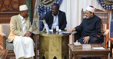 سفير غينيا يشيد بجولات الإمام الأكبر حول العالم لبيان وشرح حقيقة الإسلام السمحة