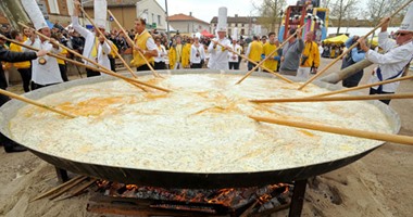 بالصور.. فرنسا تحتفل بعيد الفصح بأكبر طبق "أومليت" مكون من 15 ألف بيضة