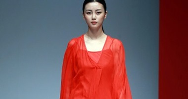 الأحمر يسيطر على عرض أزياء " Zhang Lihui" فى أسبوع الموضة بالصين