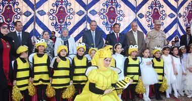 بالصور.. تلاميذ مدرسة بطنطا يقدمون عرض "نحل العسل" بحضور وزير التعليم