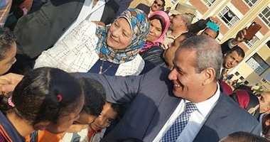 بالصور.. وزير التعليم يقرر صرف 2000كتاب لمدرسة محمد نجيب التجريبية بطنطا