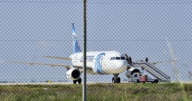 الإذاعة القبرصية: خاطف الطائرة المصرية يطالب بالإفراج عن سجينات فى مصر
