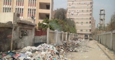 صحافة المواطن..قارئ يشارك بصور لتراكم القمامة بمحيط إحدى مدارس المرج