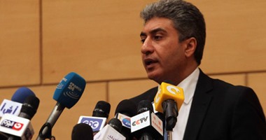 وزير الطيران يتفقد سير العمل بصالات مطار القاهرة