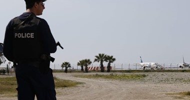 النائب العام يتابع مع نظيره القبرصى هاتفيا أزمة اختطاف الطائرة المصرية