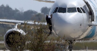 بالفيديو..تلفزيون قبرص يعرض لقطة لشخص يخرج من نافذة قيادة الطائرة المخطوفة