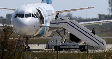 إقلاع طائرة من القاهرة لنقل ركاب الطائرة المصرية بعد انتهاء أزمة اختطافها