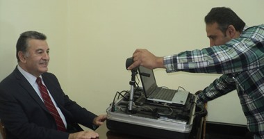 بالصور.. رئيس جامعة بنها يستخرج أول فيش جنائى من مكتب خدمات الجامعة