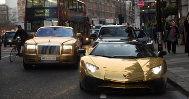 بالصور.. ملياردير خليجى يبهر شوارع لندن بأسطول سيارات مصنعة من الذهب