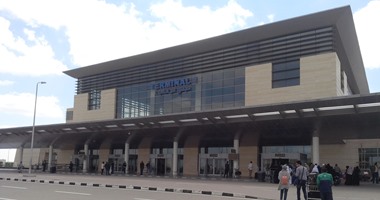 مطار برج العرب يوفر مظلات جديدة لراحة المستقبلين والمودعين