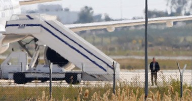 بيان للداخلية: مكونات "الحزام المزيف" لخاطف الطائرة المصرية كانت بحقيبته