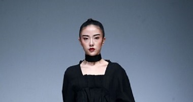 موديلات بسيطة باللون الأسود فى عرض Chen Yu بأسبوع الموضة الصينى