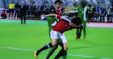 بالفيديو.. تصويبة "دونجا" ورأسية "ربيعة" يهددان مرمى نيجيريا