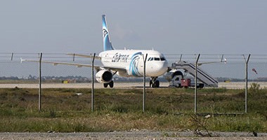 أول صور لطائرة مصر للطيران المختطفة بمطار قبرص