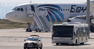 قبرص: لا توجد متفجرات على متن الطائرة المصرية.. والخاطف يطلب اللجوء