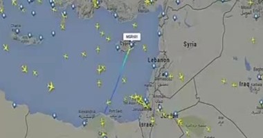 خاطف طائرة مصر للطيران يسمح للركاب المصريين والنساء والأطفال بالمغادرة 